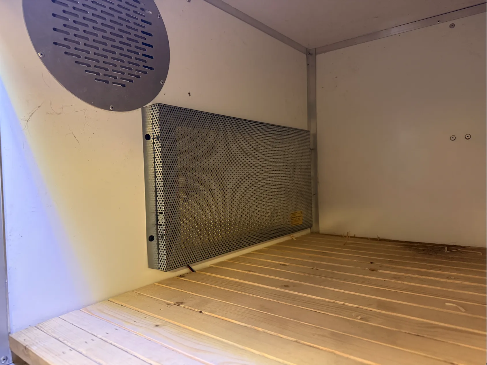Trygt og energieffektivt varmeelement for hundekasser.
